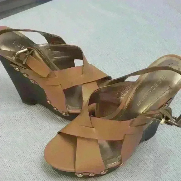Bcbg Women's tan wooden wedges with gold studs. sz 6 - Picture 1 of 4